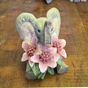 Vintage Tuskers Elephant Figurine #90799 Love Is A Bunch of Flowers. Handpainted